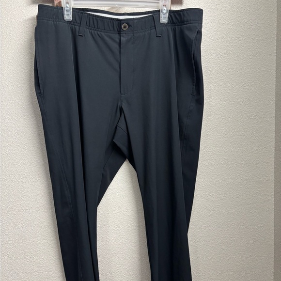 Under‎ Armour Black Dress Pants with Flat Front Design - Picture 1 of 7
